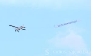 Grbavicu preletio avion sa posebnom porukom Ivici Osimu